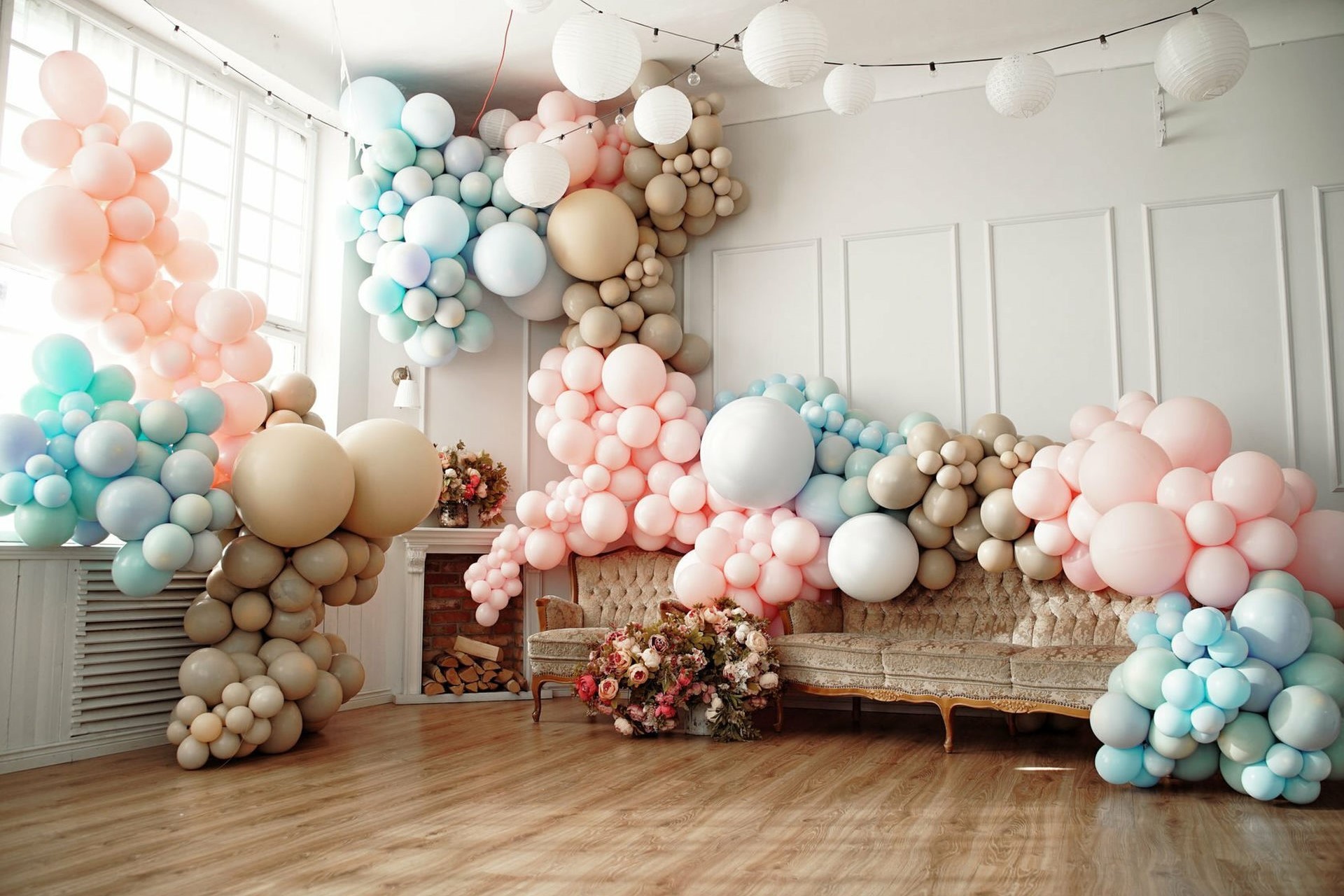 Как украсить воздушный. Украшение шарами. Украшение праздника шарами. Украшение комнаты шарами. Воздушные шары в комнате.